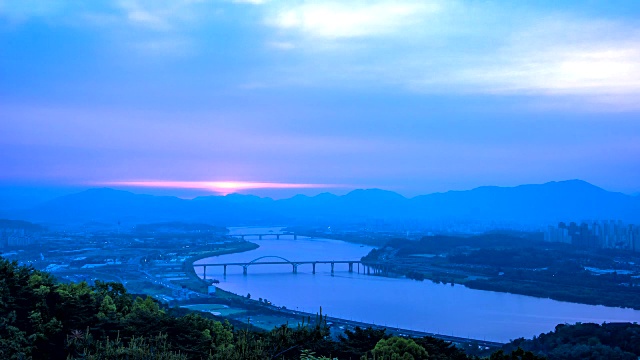 阿喀山上的Amsadaegyo桥(首尔居民非常喜欢的徒步旅行景点)在清晨的延时拍摄视频素材