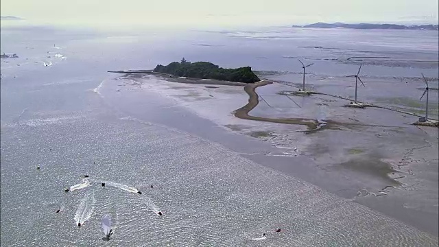 纽岛泥滩和风力机鸟瞰图视频素材