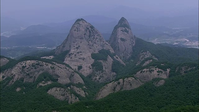 麦三山鸟瞰图视频素材