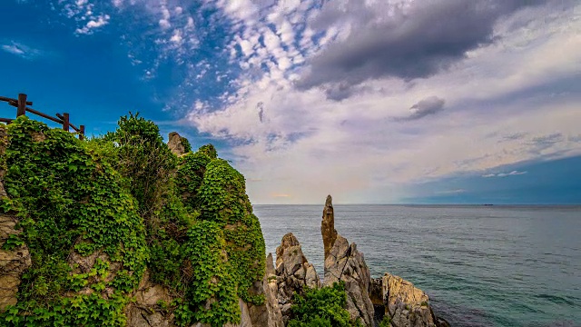 延时海景与Chuam Chotdaebawi(著名的烛台形状的岩石和旅游目的地)视频素材