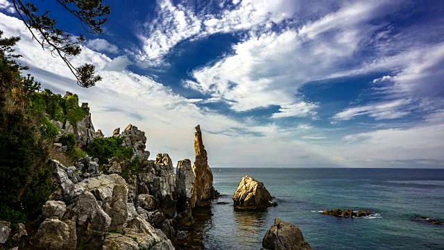 延时海景与Chuam Chotdaebawi(著名的烛台形状的岩石和旅游目的地)视频素材