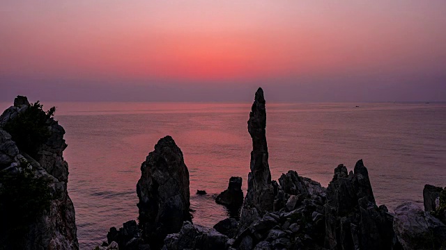 日出时的Chuam Chotdaebawi(以烛台形状的岩石和旅游景点而闻名)剪影视频素材