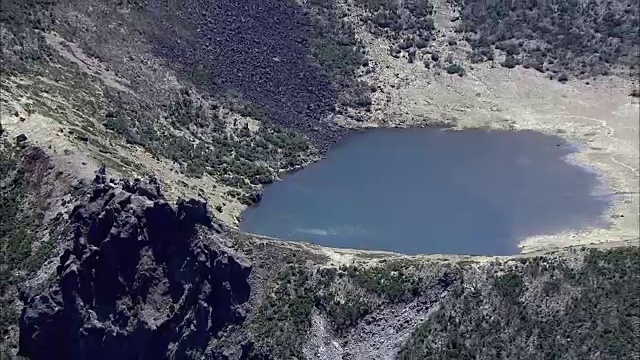 Hallasan山的Baengnokdam火山口湖鸟瞰图视频素材