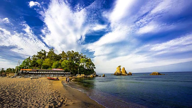 从白天到晚上的慢速拍摄Chuam海滩(旅游目的地)视频素材