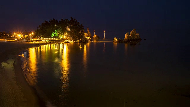 从白天到晚上的慢速拍摄Chuam海滩(旅游目的地)视频素材