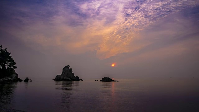 东海(韩国东海岸)日出时的延时海景视频素材