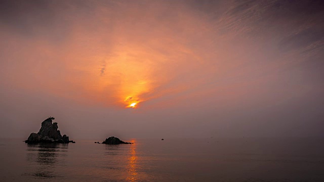 东海(韩国东海岸)日出时的延时海景视频素材