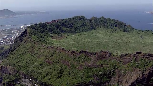 鸟瞰城山一泉峰与大海(联合国教科文组织世界遗产地)视频素材