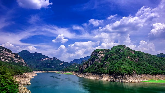 在Oksunbong山脉之间的中柱湖(由河流大坝形成的多用途湖)摆渡的延时拍摄视频素材