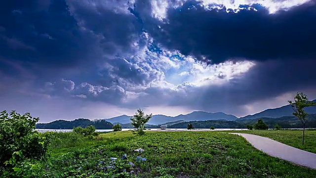 duulmeori(旅游景点，这里是Bukhan河和Namhan河的交汇处)旁边的草地延时拍摄视频素材