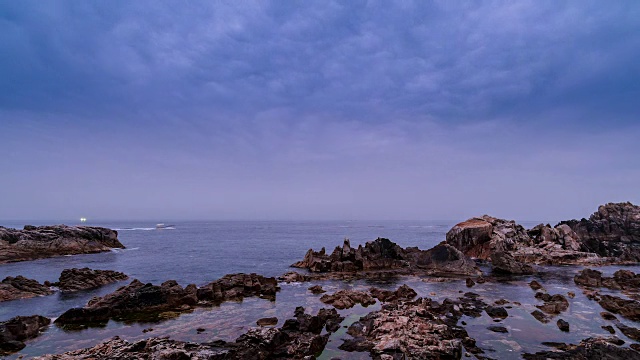 江河港的延时海景(这个美丽的港口和海滩线被称为韩国的那不勒斯)视频素材