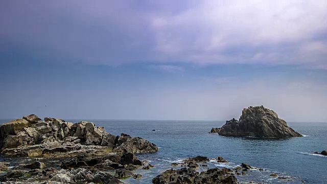 江河港的延时海景(这个美丽的港口和海滩线被称为韩国的那不勒斯)视频素材