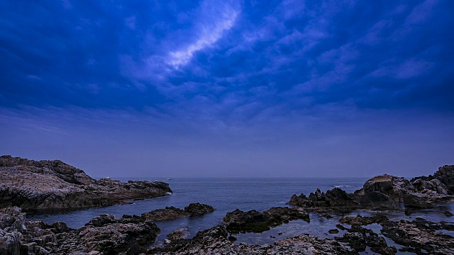 江河港的延时海景(这个美丽的港口和海滩线被称为韩国的那不勒斯)视频素材