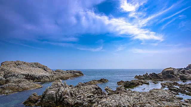 江河港的延时海景(这个美丽的港口和海滩线被称为韩国的那不勒斯)视频素材