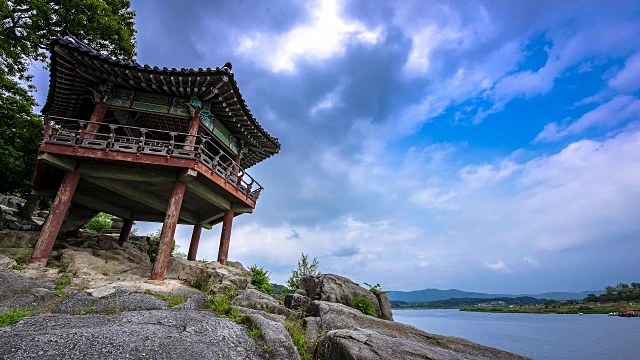 南航岗河畔，Silleuksa Temple(旅游景点)江陵轩露台的延时拍摄视频素材