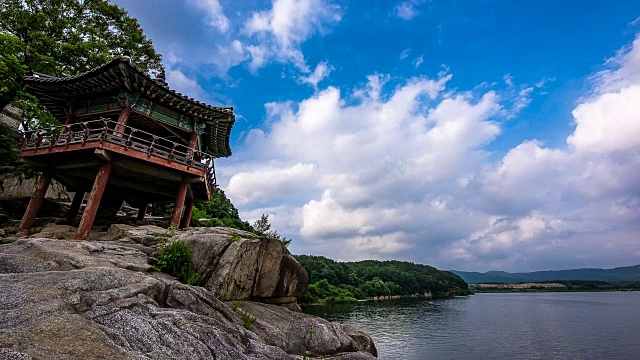 南航岗河畔，Silleuksa Temple(旅游景点)江陵轩露台的延时拍摄视频素材