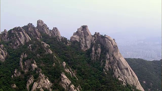 鸟瞰图dobongshan山顶的岩石视频素材