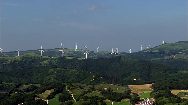 鸟瞰图许多激活的垂直轴风力涡轮机在大沃利岭山视频素材