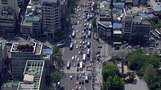 首尔钟路地区街道和钟路塔上交通的鸟瞰图视频素材