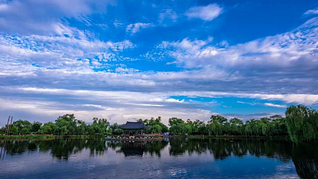 Gungnamji池塘的延时拍摄(韩国135历史遗址，韩国第一个人工池塘，由百济王朝的穆王创造)视频素材