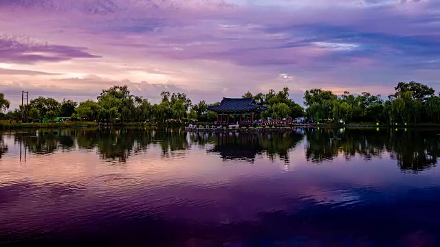 在壮观的天空下，从黎明到夜晚的延时拍摄Gungnamji池塘(韩国135历史遗址，韩国第一个人工池塘，由Baekje王朝的穆王创造)视频素材