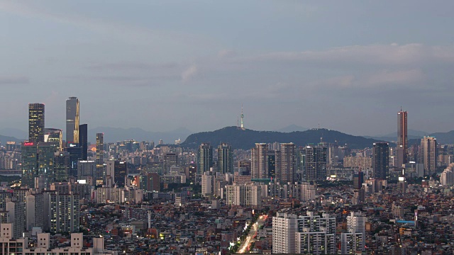 首尔永登浦地区在前景和Yeouido地区在背景视频素材