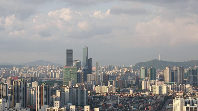 首尔永登浦地区在前景和Yeouido地区在背景视频素材