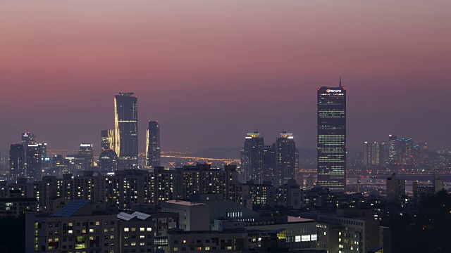 首尔永登浦地区在前景和Yeouido地区在背景视频素材