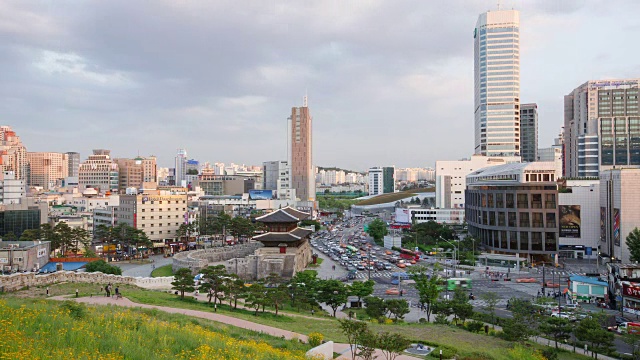 前景中的东大门区(韩国宝1号)，背景中的时尚小镇区视频素材