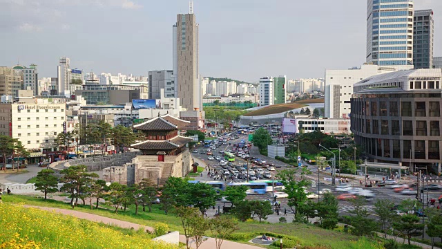 前景中的东大门区(韩国宝1号)，背景中的时尚小镇区视频素材