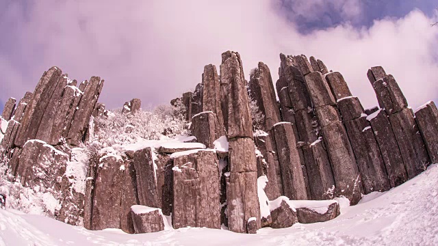 木登山(光州地标，徒步旅行胜地)的雪覆盖柱状接头视频素材