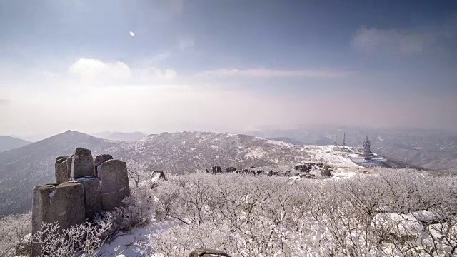 白雪皑皑的木登山(光州的地标和徒步旅行的热门景点)视频素材