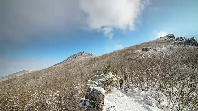 冬天在木登山徒步旅行(光州的地标，很受徒步旅行的欢迎)视频素材