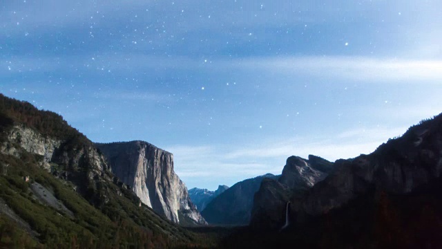 在约塞米蒂国家公园上空戏剧性的银河景观，有酋长山，半圆顶和布瑞达威尔瀑布视频素材