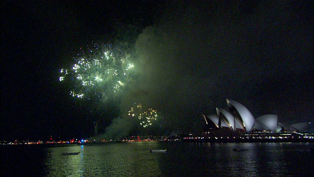 在新年庆祝活动中，五彩缤纷的烟花在悉尼港和悉尼歌剧院上空爆炸和闪光。视频素材