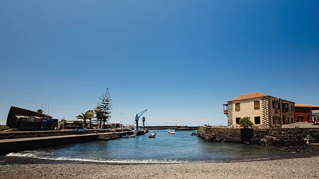 西班牙特内里费岛上的小港口Puerto de la Cruz，有4K时间的船只和人视频素材