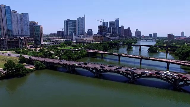 阳光明媚的夏日在小镇湖上空无人机拍摄的整个城市繁忙的交通日视频素材