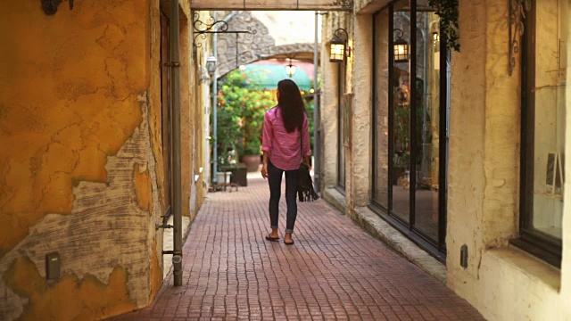 日本年轻女性喜欢逛街。视频素材