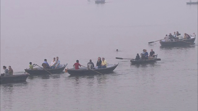 乘客们乘着划艇在平静的河上漂流。视频素材