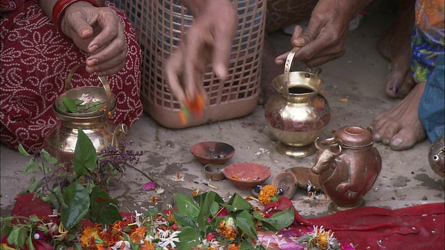 在印度，妇女们在茶道上洒上鲜花和草药。视频素材