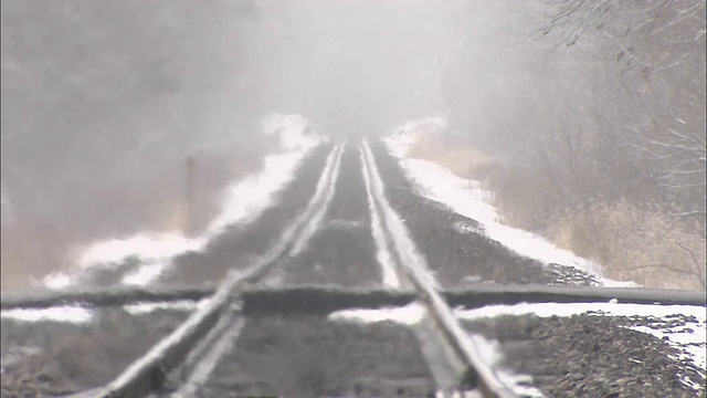 热浪在积雪的铁轨上升起。视频素材