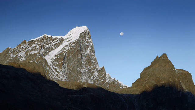 月亮在日出时经过喜马拉雅山峰的延时。视频素材