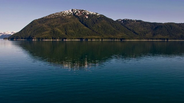 阿拉斯加冰川湾附近的海洋周围山脉的旅行延时摄影。视频素材