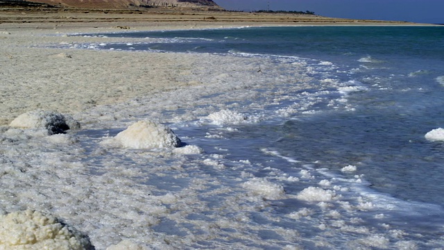 在以色列用红色以4k拍摄的咸死海海岸全景视频。视频素材