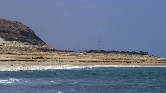 山区和死海海岸的免版税视频片段在以色列拍摄4k与红色。视频素材