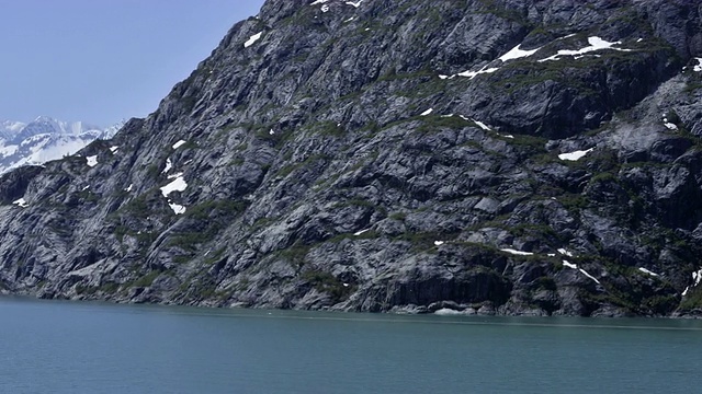 阿拉斯加冰川湾的冰雪和岩石海岸的旅行延时。视频素材