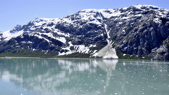 雪山和小冰川漂浮在冰川湾的旅游景观视频素材