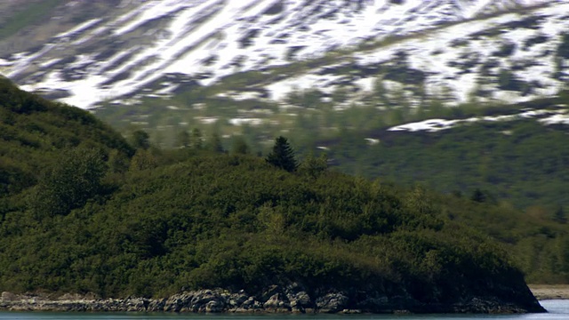 阿拉斯加冰川湾海岸上的绿色山丘的旅行延时视频素材