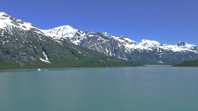 在阿拉斯加冰川湾的一艘游轮上拍摄的旅行延时镜头。视频素材