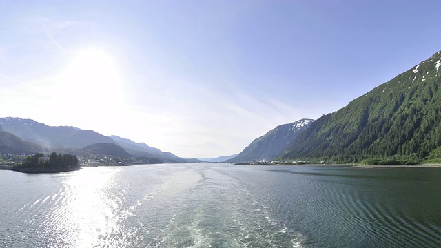 在阿拉斯加内部通道被山包围的海洋的旅游视图视频素材